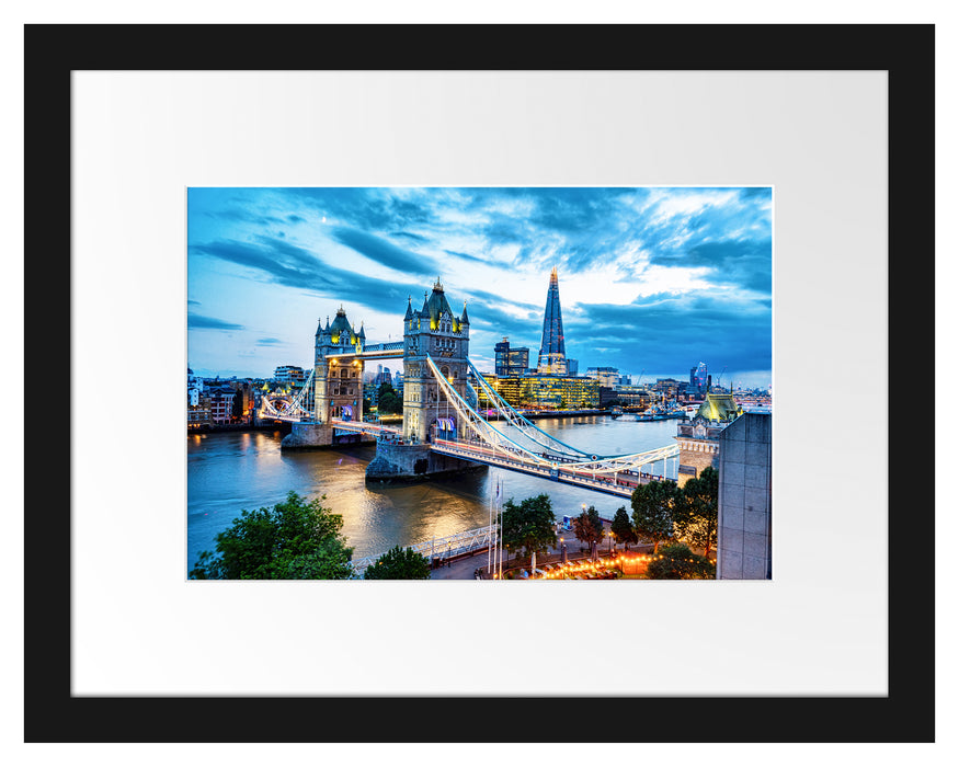 Pixxprint Beleuchtete Tower Bridge am Abend, im Galerie-Passepartout Bilderrahmen