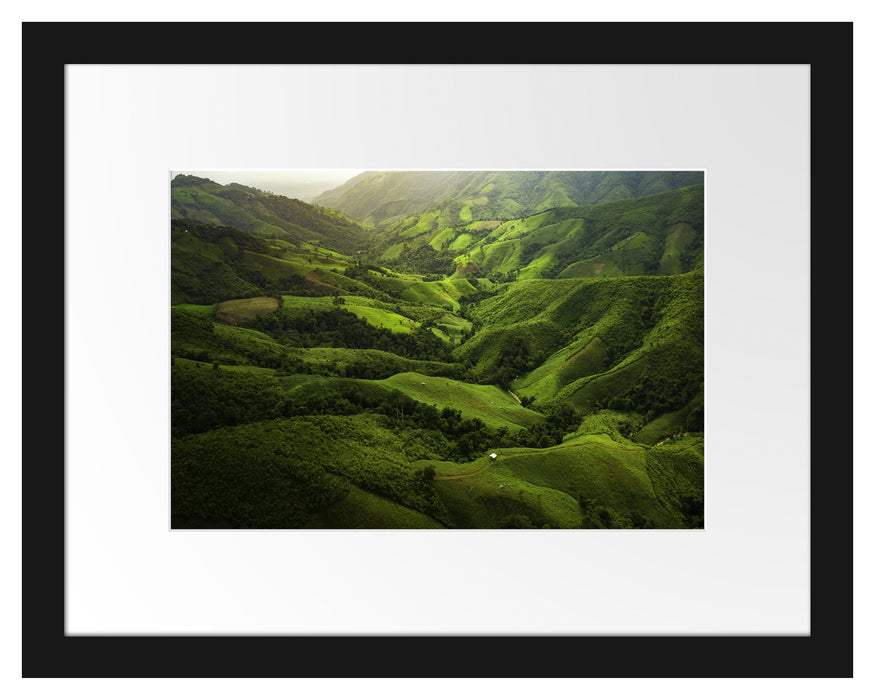 Pixxprint Grüne Berglandschaft in Thailand, im Galerie-Passepartout Bilderrahmen