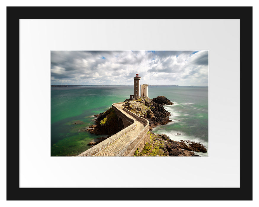 Pixxprint Steinbrücke zum Leuchtturm Phare du Petit Minou, im Galerie-Passepartout Bilderrahmen