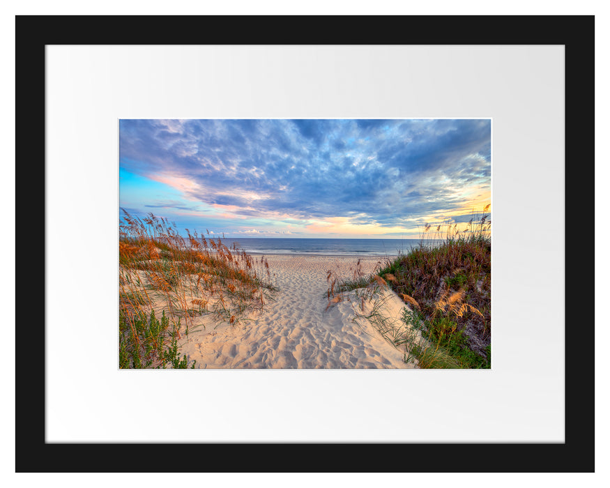 Pixxprint Düneneingang mit Meerblick, im Galerie-Passepartout Bilderrahmen