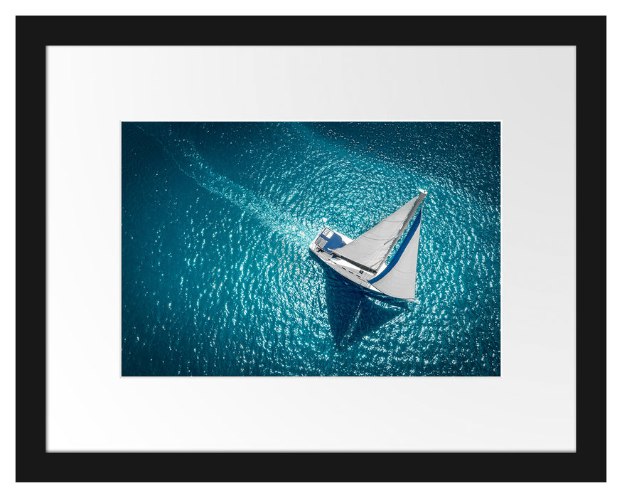 Pixxprint Einsames Segelboot auf dem Meer, im Galerie-Passepartout Bilderrahmen