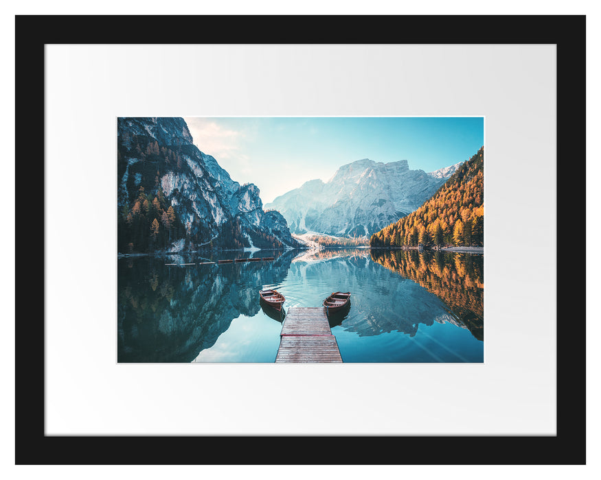 Pixxprint Boote am Steg des Pragser Wildsee, im Galerie-Passepartout Bilderrahmen