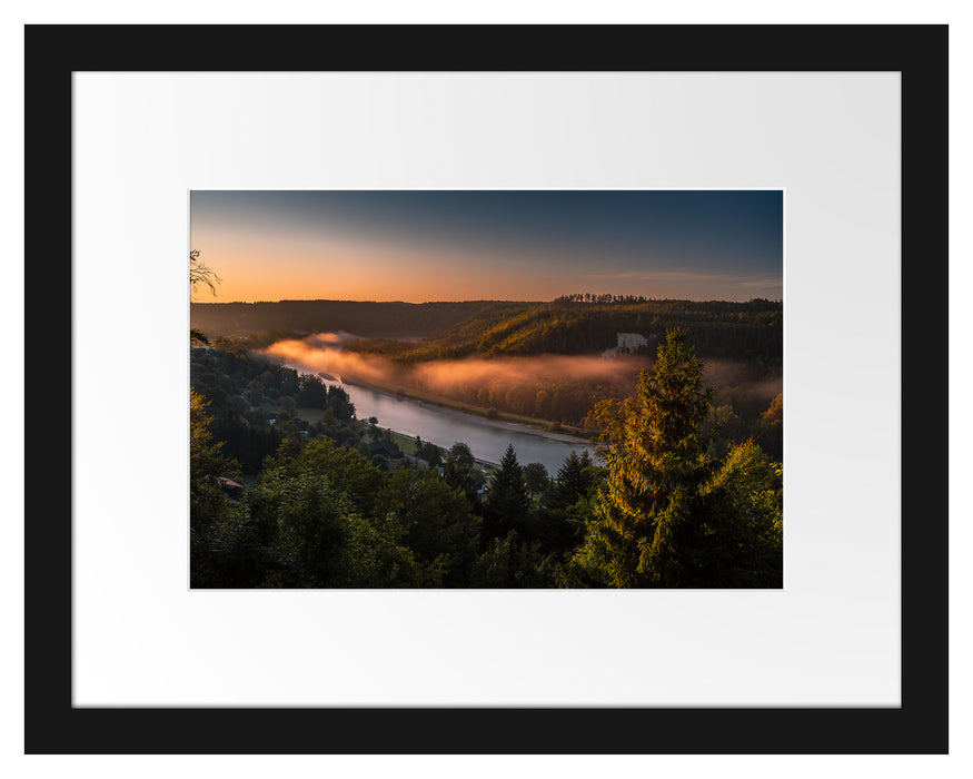 Pixxprint Nebel über Fluss in Waldlandschaft, im Galerie-Passepartout Bilderrahmen