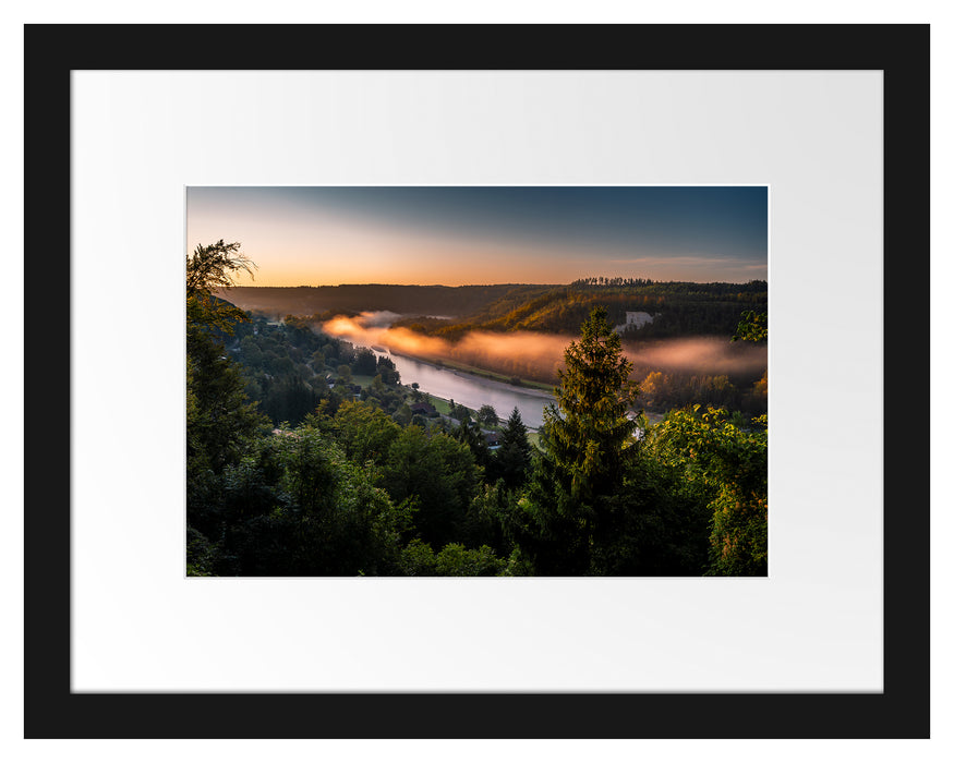 Pixxprint Nebel über Fluss bei Sonnenaufgang, im Galerie-Passepartout Bilderrahmen