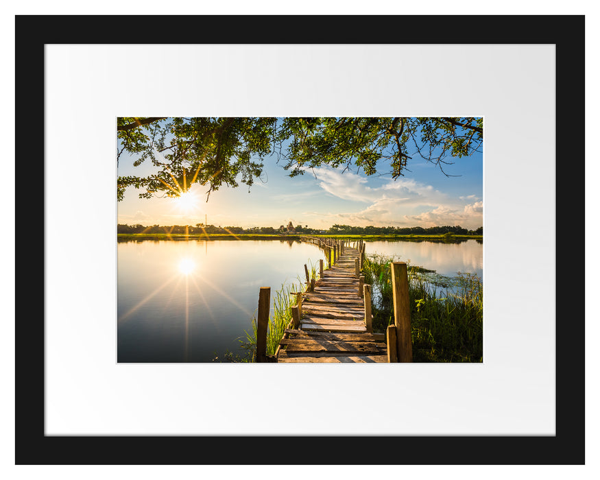 Pixxprint Holzbrücke über Natursee im Sommer, im Galerie-Passepartout Bilderrahmen