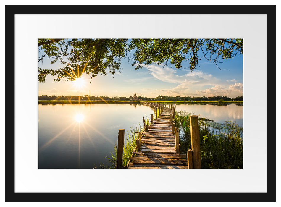 Holzbrücke über Natursee im Sommer Passepartout Rechteckig 40