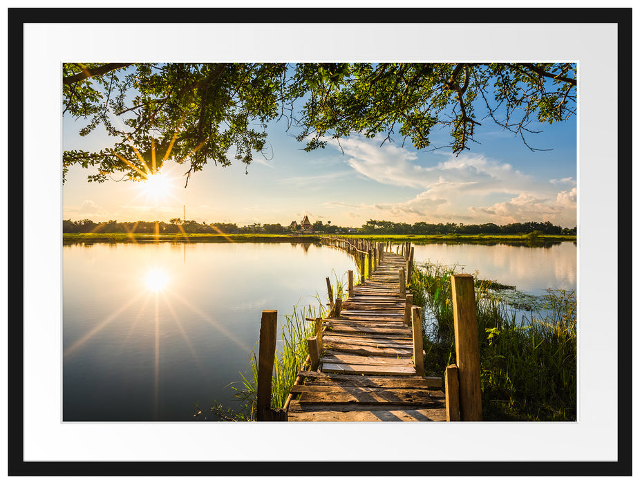 Holzbrücke über Natursee im Sommer Passepartout Rechteckig 80