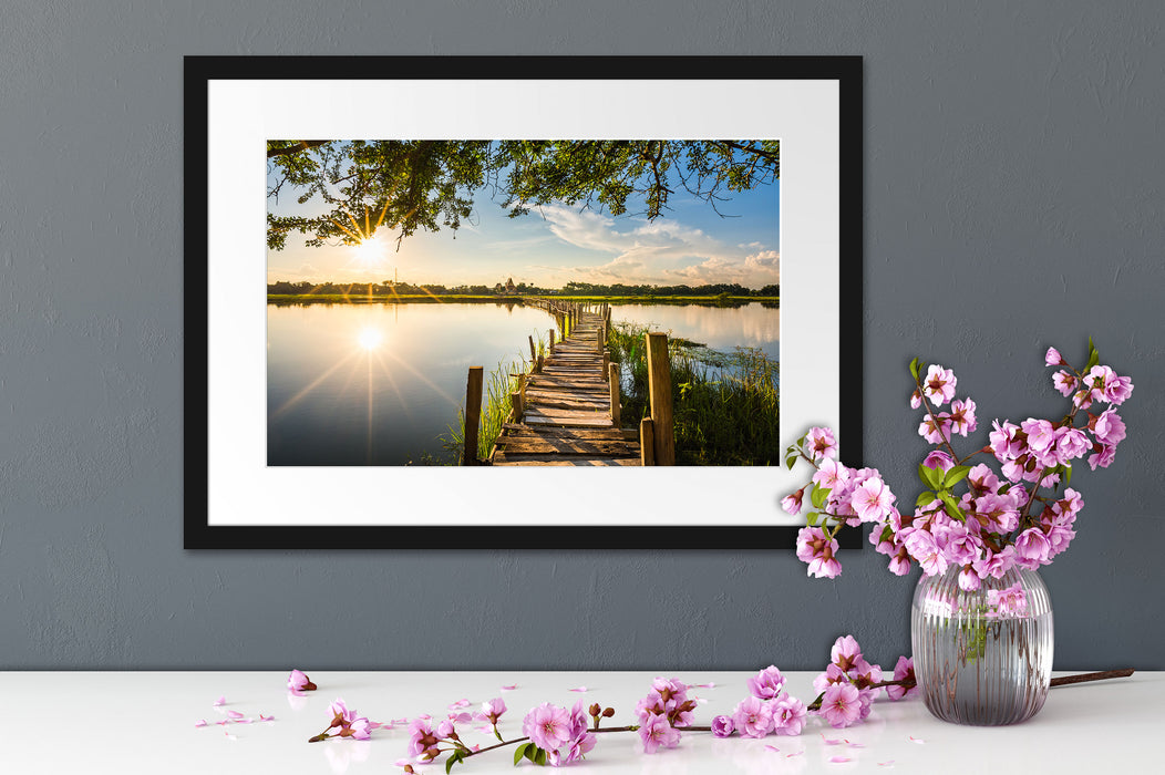 Holzbrücke über Natursee im Sommer Passepartout Detail Rechteckig