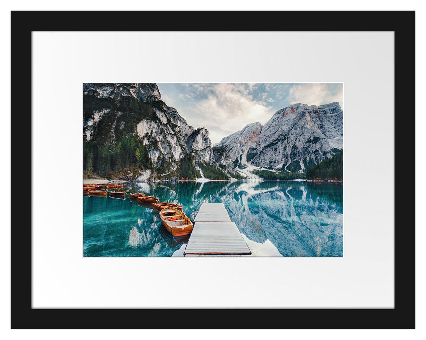 Pixxprint Bootsreihe am Steg des Pragser Wildsee, im Galerie-Passepartout Bilderrahmen