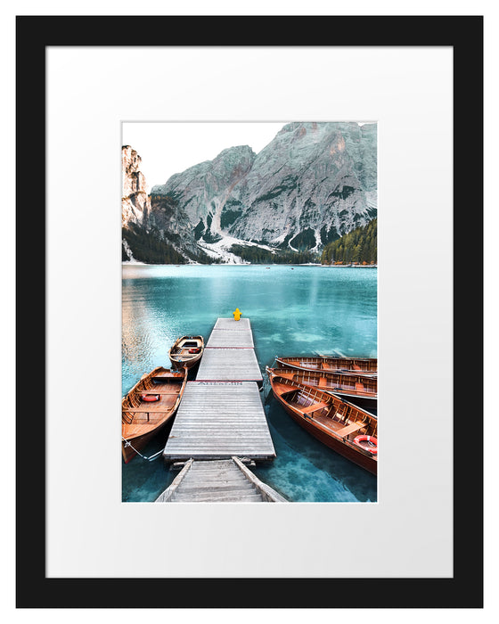 Pixxprint Bootssteg und Berge am Pragser Wildsee, im Galerie-Passepartout Bilderrahmen