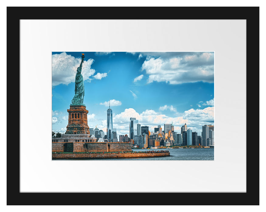 Pixxprint Freiheitsstatue mit New Yorker Skyline, im Galerie-Passepartout Bilderrahmen