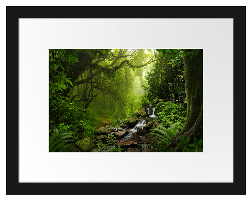 Pixxprint Kleinder Wasserfall im Dschungel, im Galerie-Passepartout Bilderrahmen