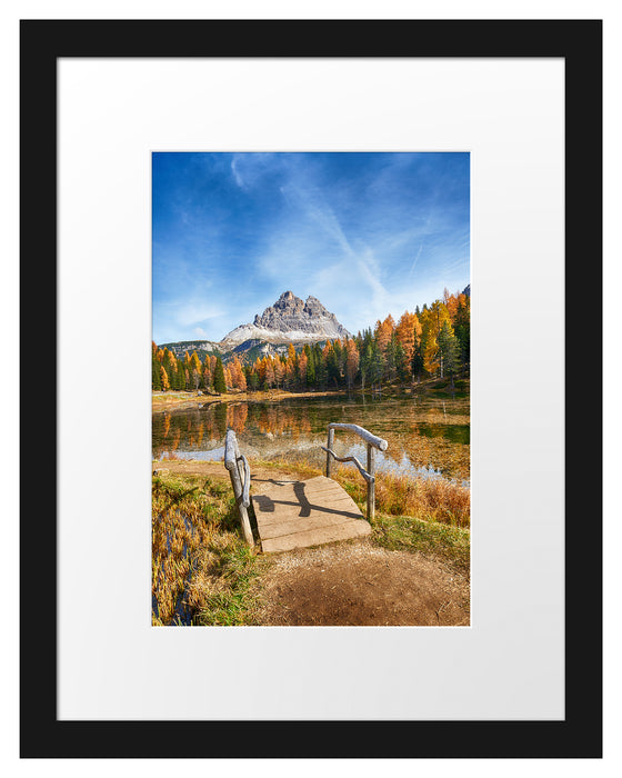 Pixxprint Holzbrücke an Dolomiten See im Herbst, im Galerie-Passepartout Bilderrahmen