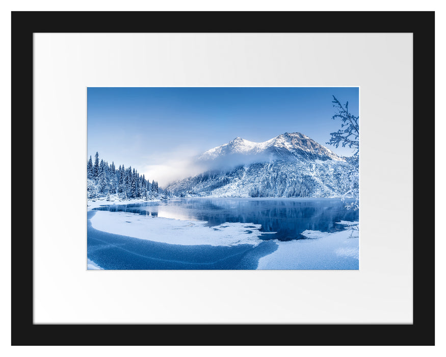 Pixxprint Winterlandschaft mit gefrorenem Bergsee, im Galerie-Passepartout Bilderrahmen