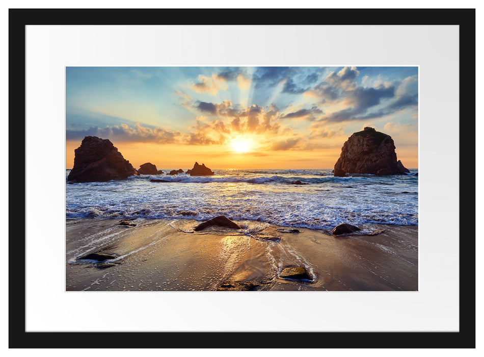 Sandstrand mit Felsen im Sonnenuntergang Passepartout Rechteckig 40