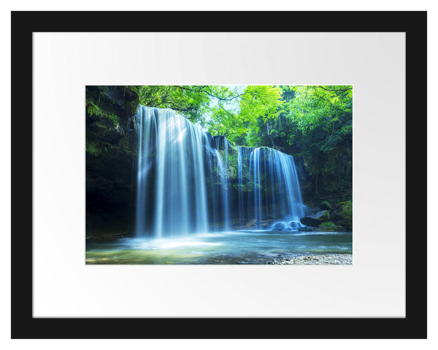 Pixxprint Tropischer Wasserfall im Wald, im Galerie-Passepartout Bilderrahmen