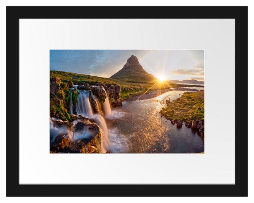 Pixxprint Wasserfall in Isalnd bei Sonnenuntergang, im Galerie-Passepartout Bilderrahmen