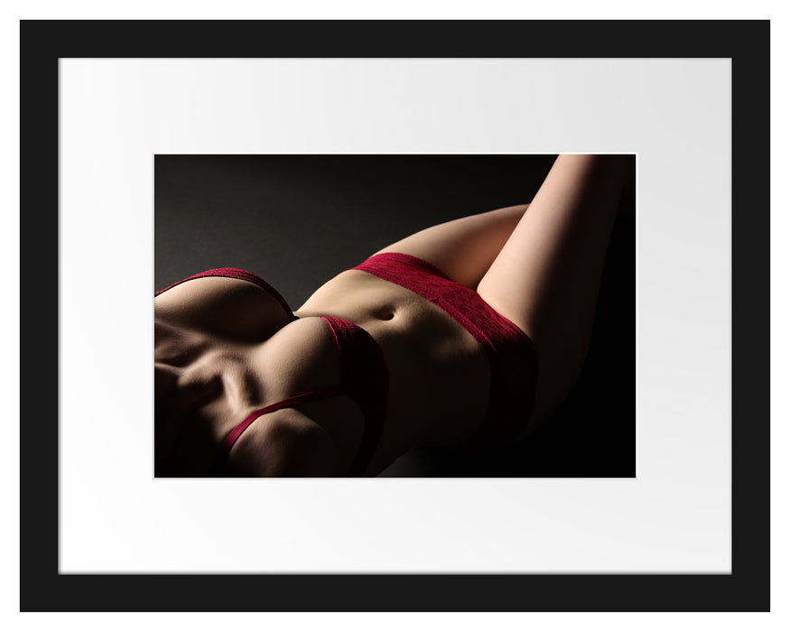 Pixxprint Frauenkörper in sexy roter Unterwäsche, im Galerie-Passepartout Bilderrahmen
