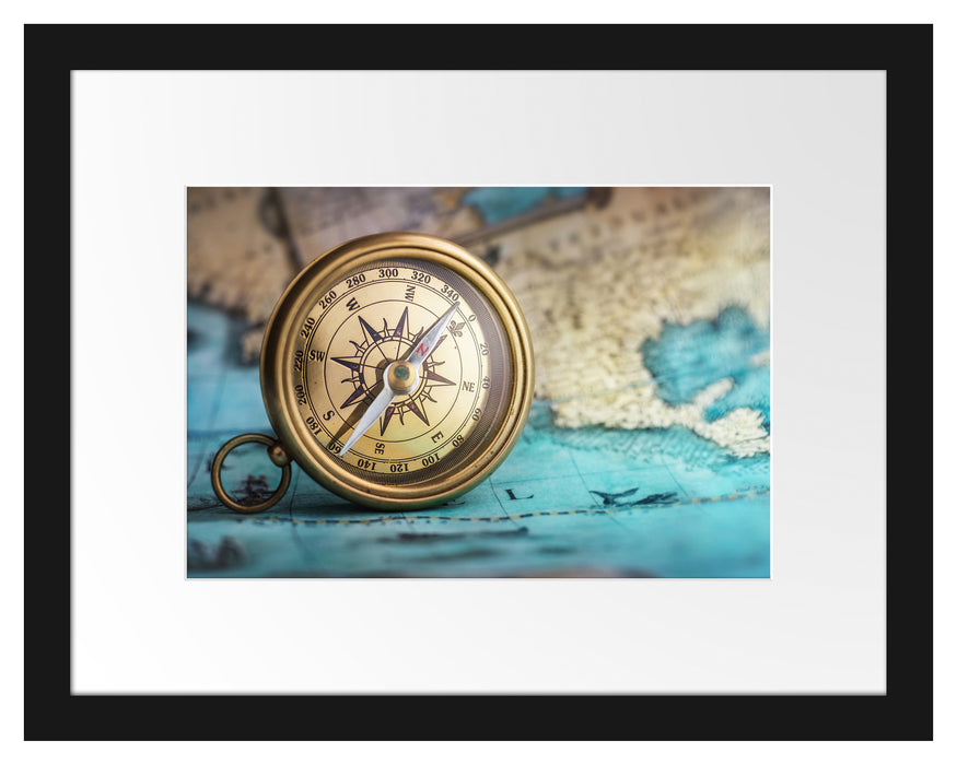 Pixxprint Alter Kompass auf Weltkarte, im Galerie-Passepartout Bilderrahmen
