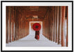 Mönch mit rotem Schirm im Tempelgang Passepartout Rechteckig 100