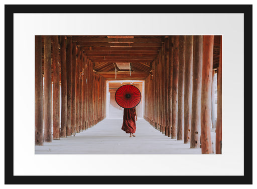 Mönch mit rotem Schirm im Tempelgang Passepartout Rechteckig 40