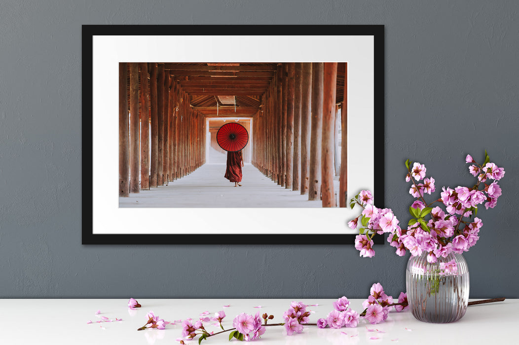 Mönch mit rotem Schirm im Tempelgang Passepartout Detail Rechteckig