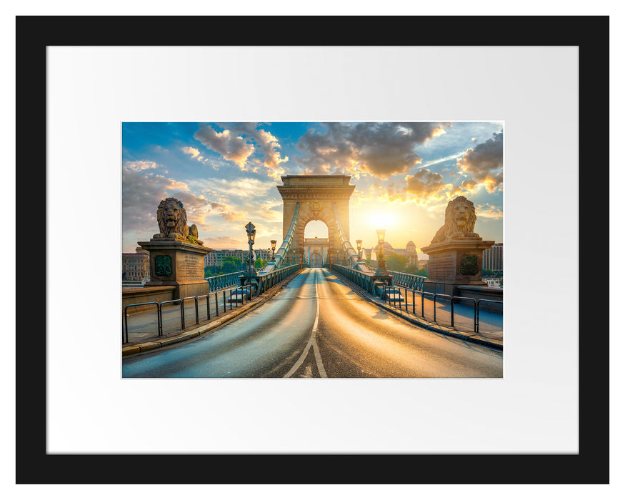 Pixxprint Brücke in Budapest bei Sonnenuntergang, im Galerie-Passepartout Bilderrahmen