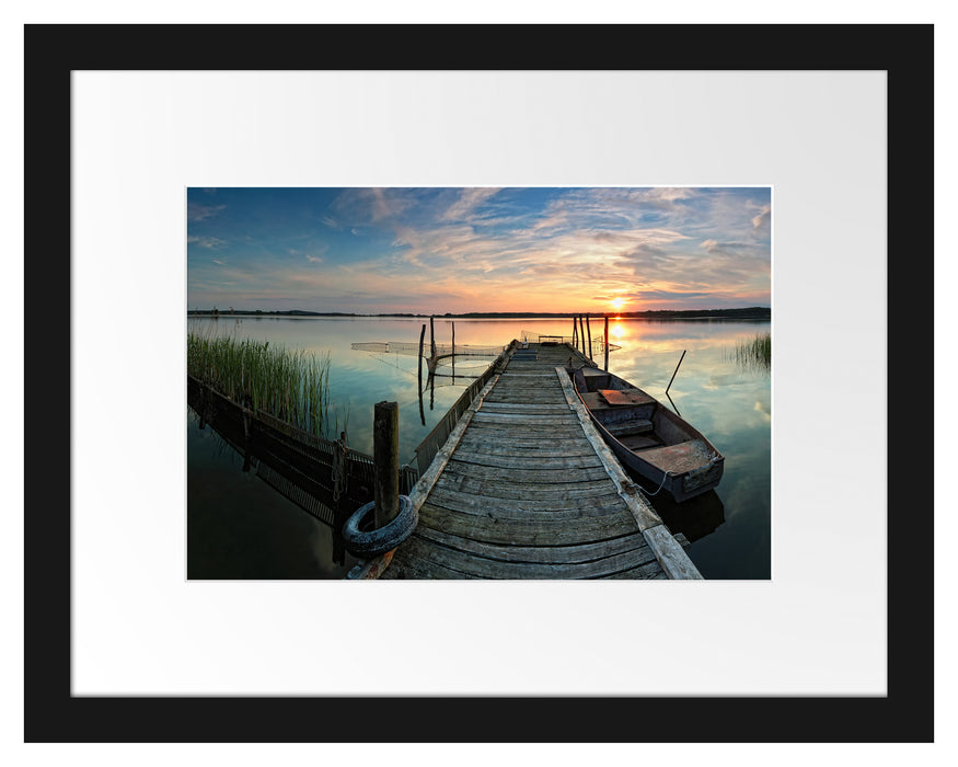 Pixxprint Weitwinkel Holzsteg im Sonnenuntergang, im Galerie-Passepartout Bilderrahmen