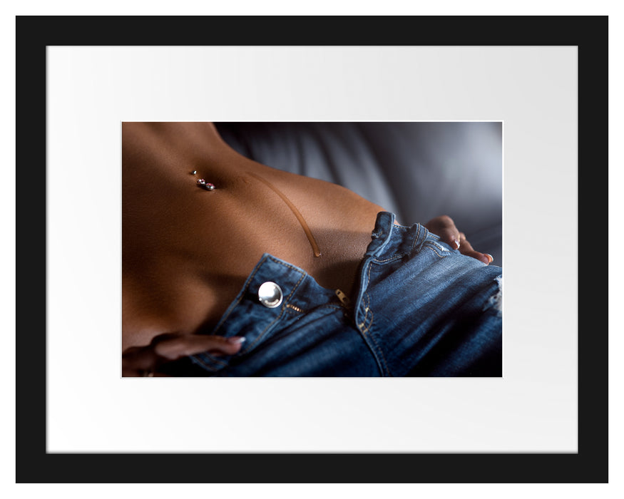 Pixxprint Schweißperle auf Frauenbauch, im Galerie-Passepartout Bilderrahmen