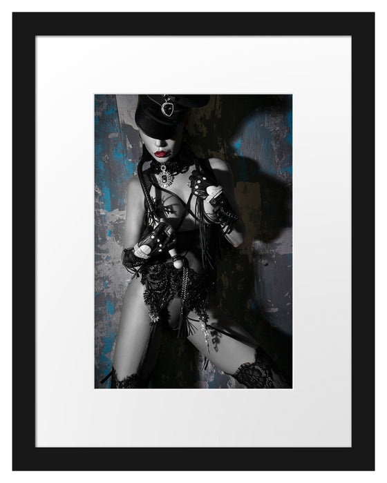 Pixxprint Sexy Domina mit Peitsche B&W Detail, im Galerie-Passepartout Bilderrahmen