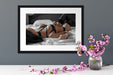 Frau in erotischen Dessous auf Bett B&W Detail Passepartout Detail Rechteckig