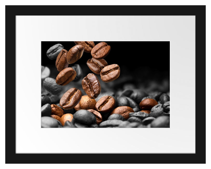 Pixxprint Nahaufnahme fallende Kaffeebohnen B&W Detail, im Galerie-Passepartout Bilderrahmen