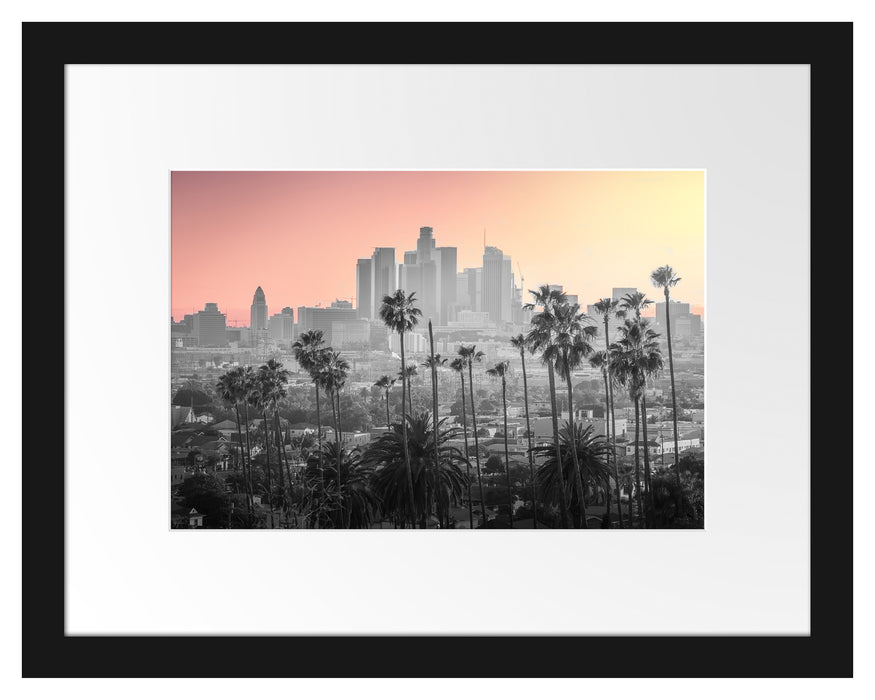 Pixxprint Palmen vor Skyline von Los Angeles B&W Detail, im Galerie-Passepartout Bilderrahmen