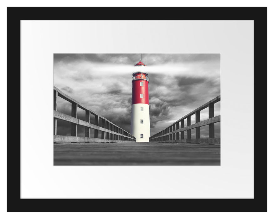 Pixxprint Leuchtturm am Ende eines Stegs B&W Detail, im Galerie-Passepartout Bilderrahmen