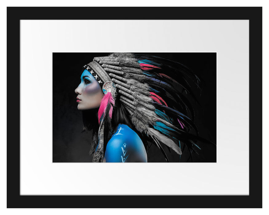 Pixxprint Frau mit buntem indianischen Kopfschmuck B&W Detail, im Galerie-Passepartout Bilderrahmen