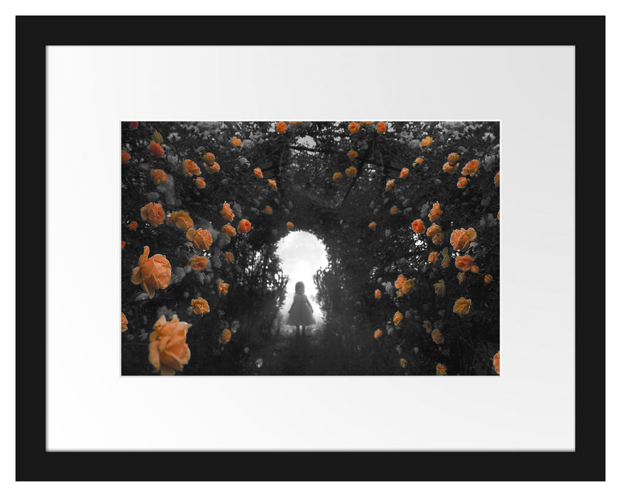 Pixxprint Kleines Mädchen in Rosentunnel B&W Detail, im Galerie-Passepartout Bilderrahmen