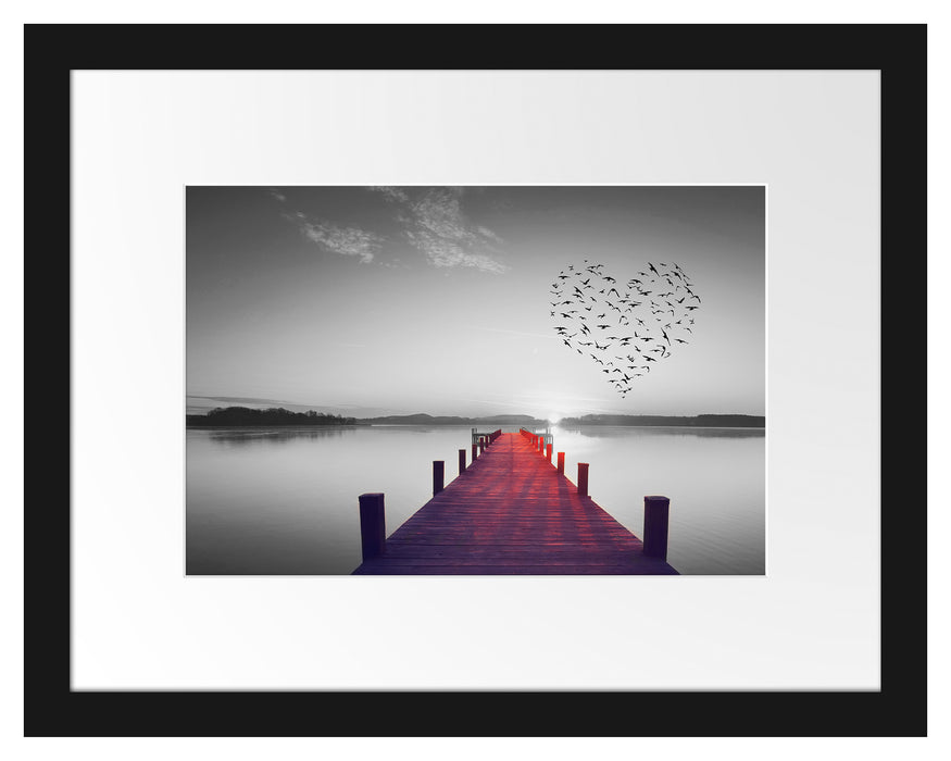 Pixxprint Steg mit Vogelschwarm in Herzform B&W Detail, im Galerie-Passepartout Bilderrahmen