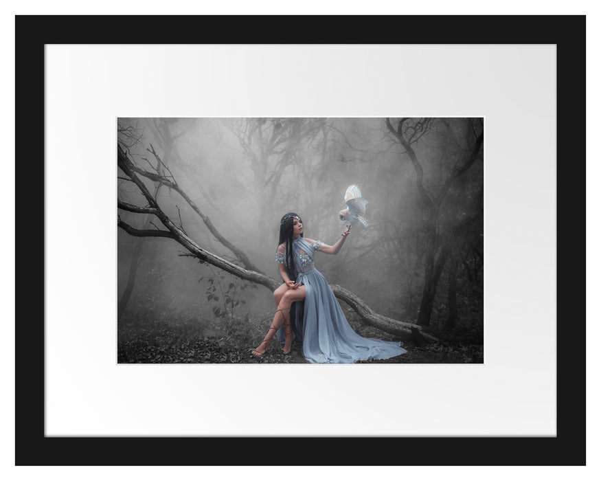 Pixxprint Mystische Schönheit im nebeligen Wald B&W Detail, im Galerie-Passepartout Bilderrahmen
