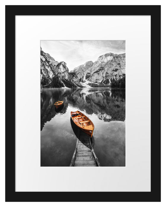 Pixxprint Bootsteg am Pragser Wildsee B&W Detail, im Galerie-Passepartout Bilderrahmen