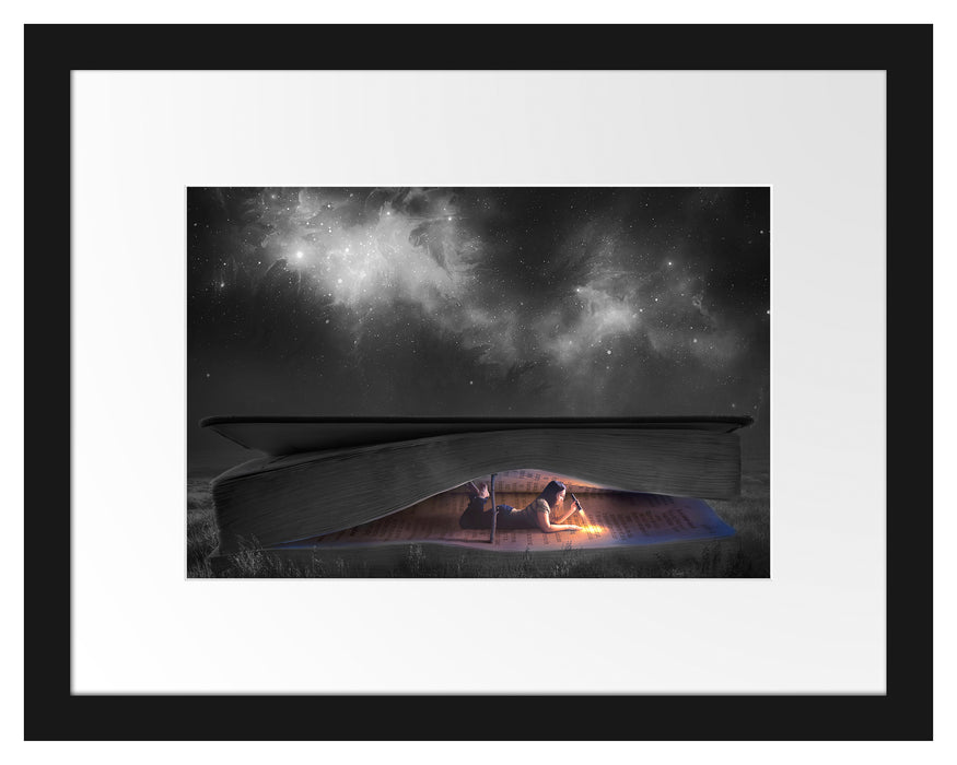 Pixxprint Mädchen liest nachts in einem Buch-Zelt B&W Detail, im Galerie-Passepartout Bilderrahmen