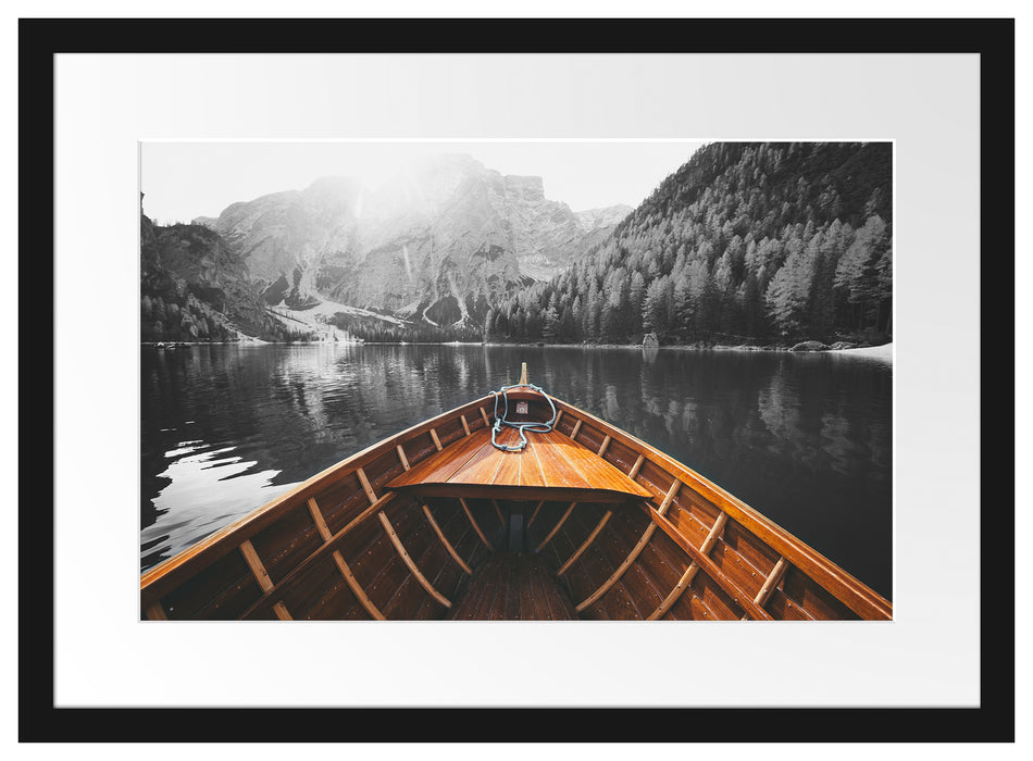 Holzboot auf Alpensee in den Dolomiten B&W Detail Passepartout Rechteckig 40