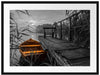 Bootssteg am See bei Sonnenuntergang B&W Detail Passepartout Rechteckig 80