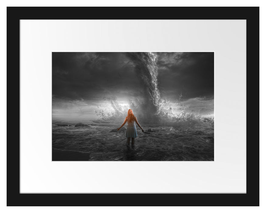Pixxprint Frau am Strand vor düsterem Tornado B&W Detail, im Galerie-Passepartout Bilderrahmen