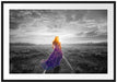 Frau auf Schienen bei Sonnenuntergang B&W Detail Passepartout Rechteckig 100
