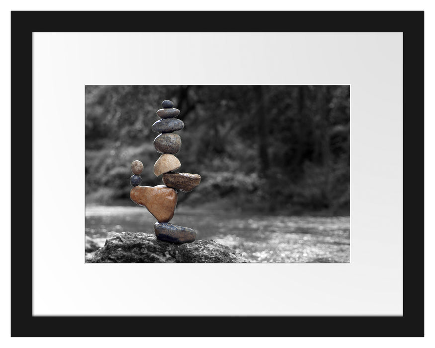Pixxprint Balanciertes Steinkunstwerk am Fluss B&W Detail, im Galerie-Passepartout Bilderrahmen
