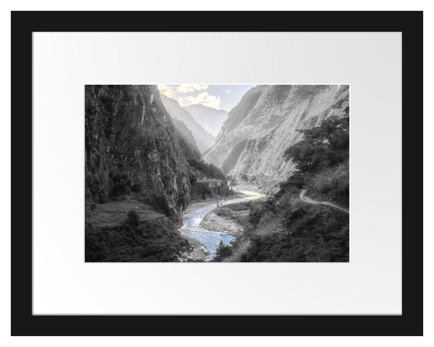 Pixxprint Fluss schlängelt sich durch Bergtal B&W Detail, im Galerie-Passepartout Bilderrahmen