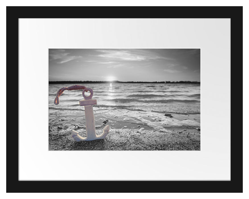 Pixxprint Anker am Ostseestrand im Sonnenuntergang B&W Detail, im Galerie-Passepartout Bilderrahmen