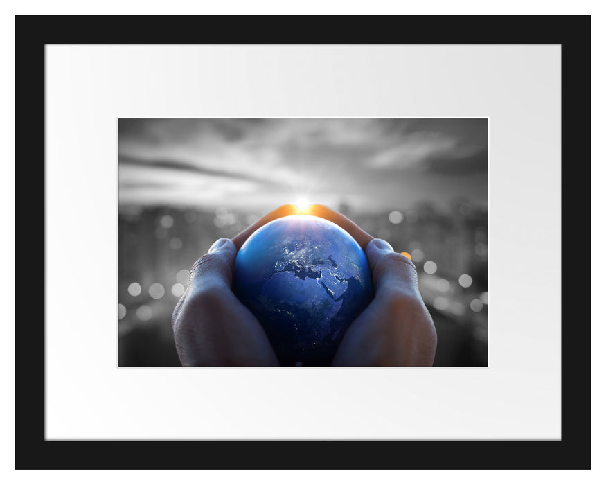 Pixxprint Die Erde in den Händen vor Stadt Skyline B&W Detail, im Galerie-Passepartout Bilderrahmen