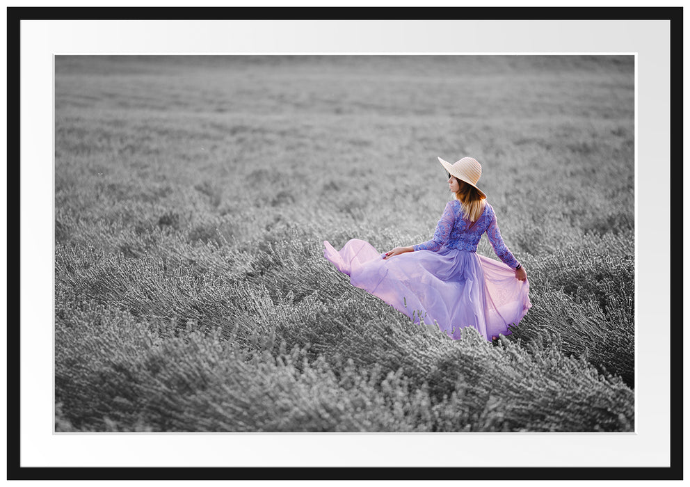 Frau im Kleid läuft durch Lavendelfeld B&W Detail Passepartout Rechteckig 100