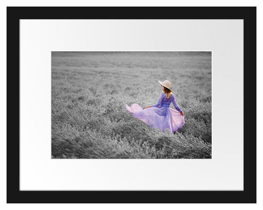 Frau im Kleid läuft durch Lavendelfeld B&W Detail Passepartout Rechteckig 30